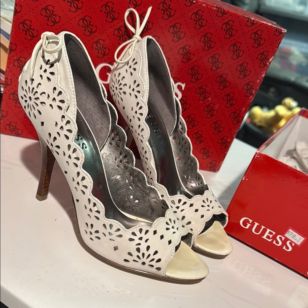 New in box Guess White Peep-Toe Heels with Floral Cutouts size 5